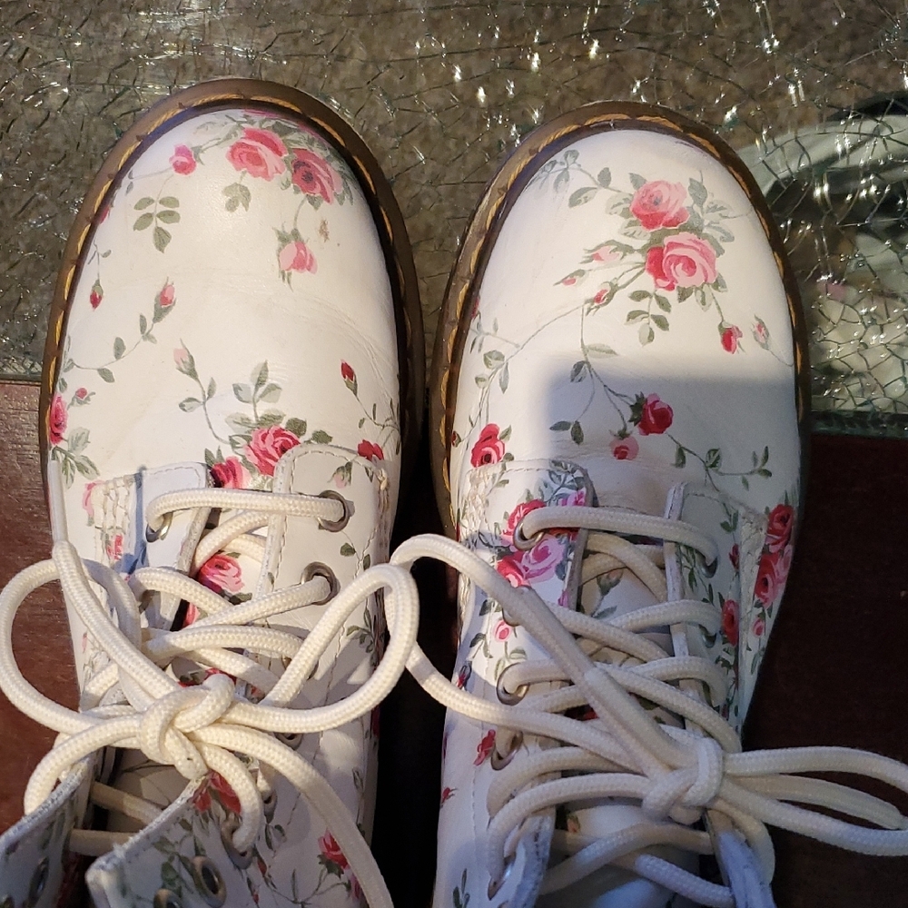 doc marten genuine leather creamy white rose floral combat boots womens 7 11821 - Picture 11 of 11